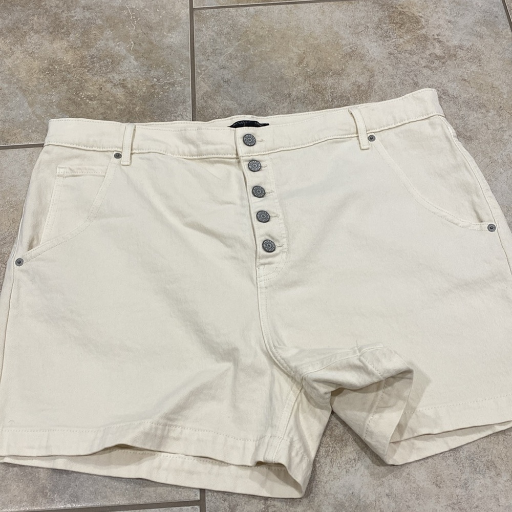 Banana Republic cream shorts